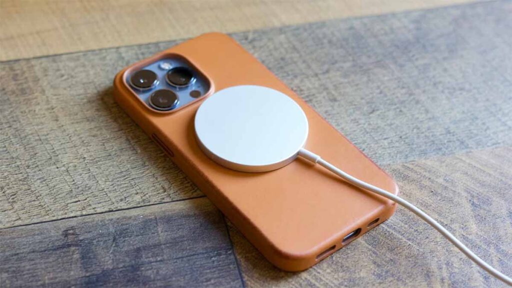 استفاده از شارژر بی سیم آیفون 13